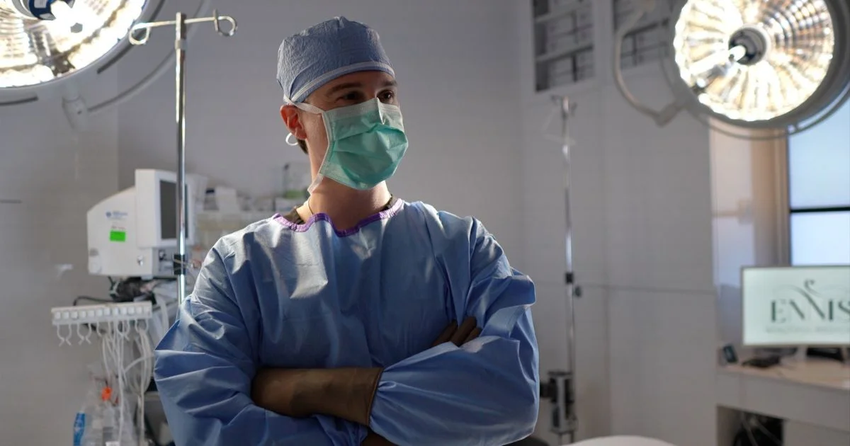 Dr. Vincent Riccelli in the operating room at Ennis Plastic Surgery