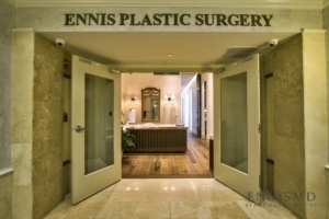 Ennis Plastic Surgery in Boca Raton main entrance